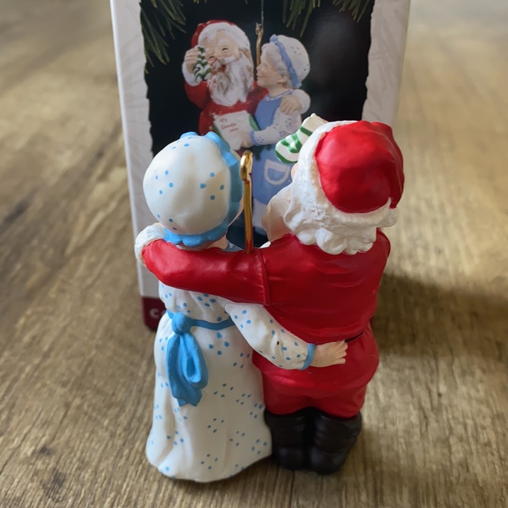 Hallmark ornament- 1994 “ A hand warming present” - Picture 3 of 6